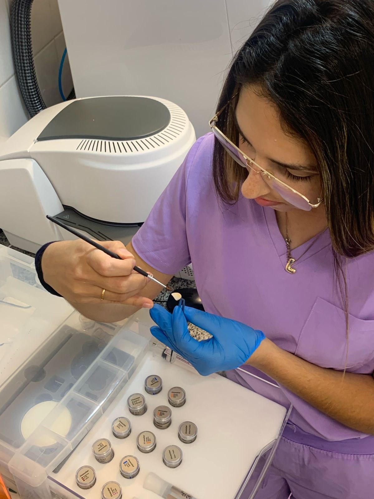 Odontóloga realizando la terminación estética de una restauración en el laboratorio propio de Junín