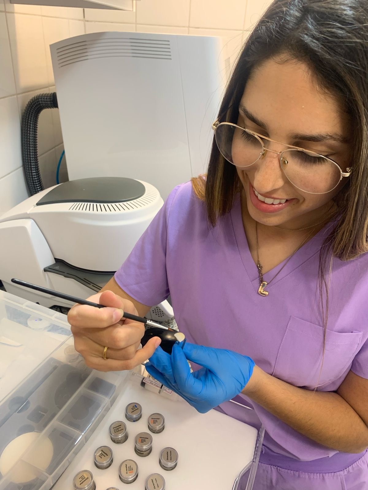 Luz realizando la terminación estética de una restauración