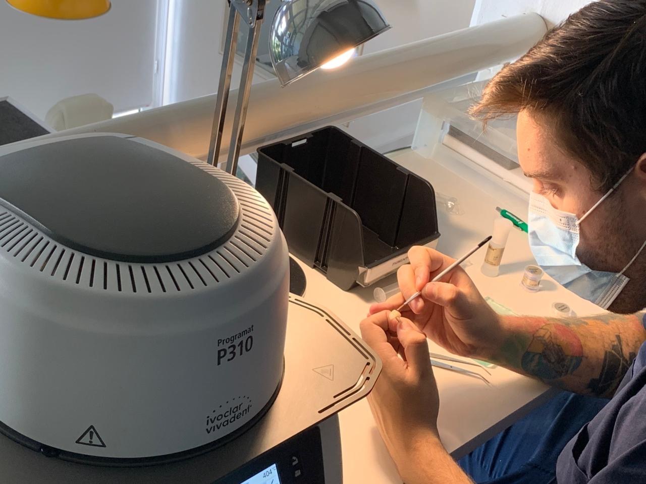 Pedro trabajando en el laboratorio